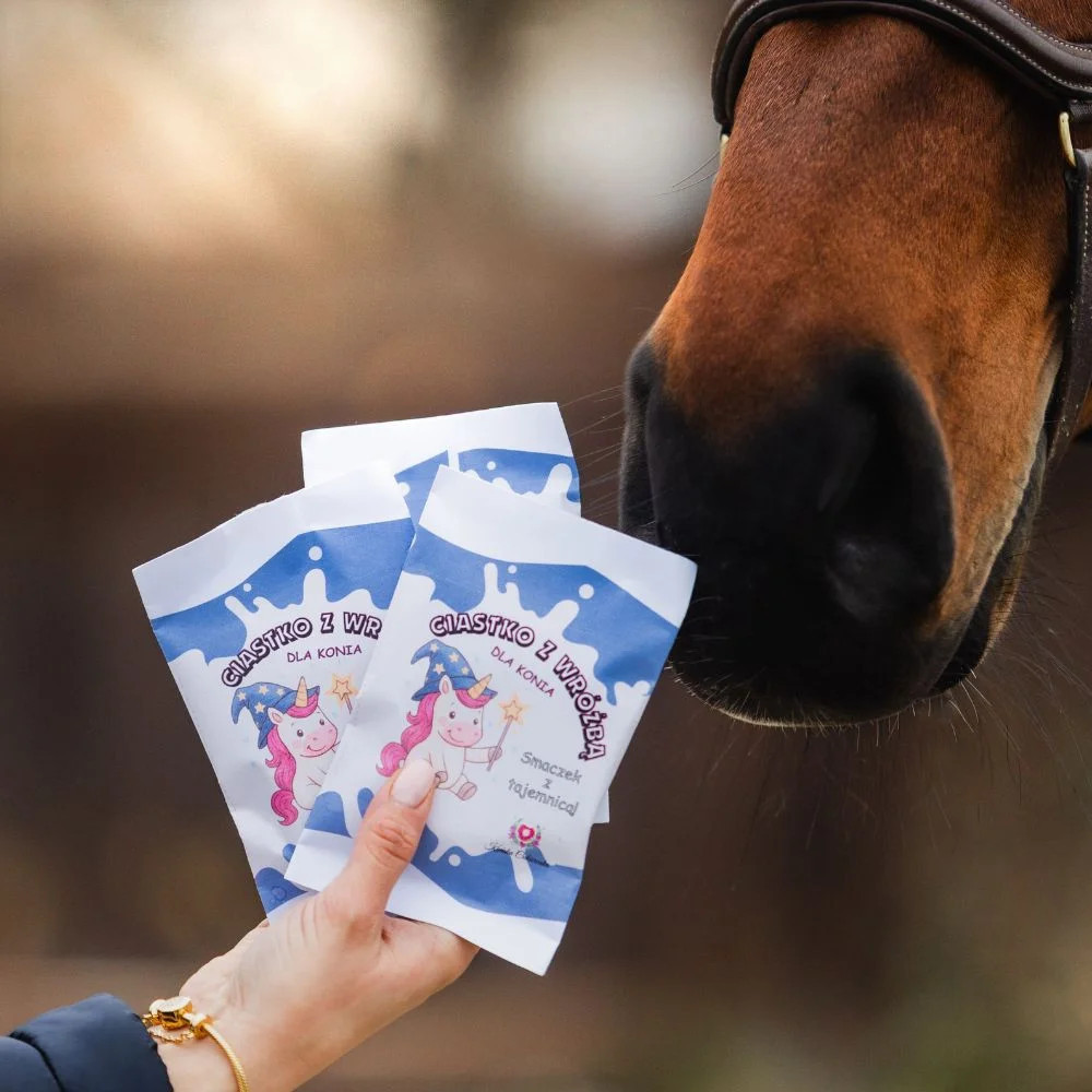 Ciastko z Wróżbą – Magiczny Smakołyk dla Koni Końska Cukierenka