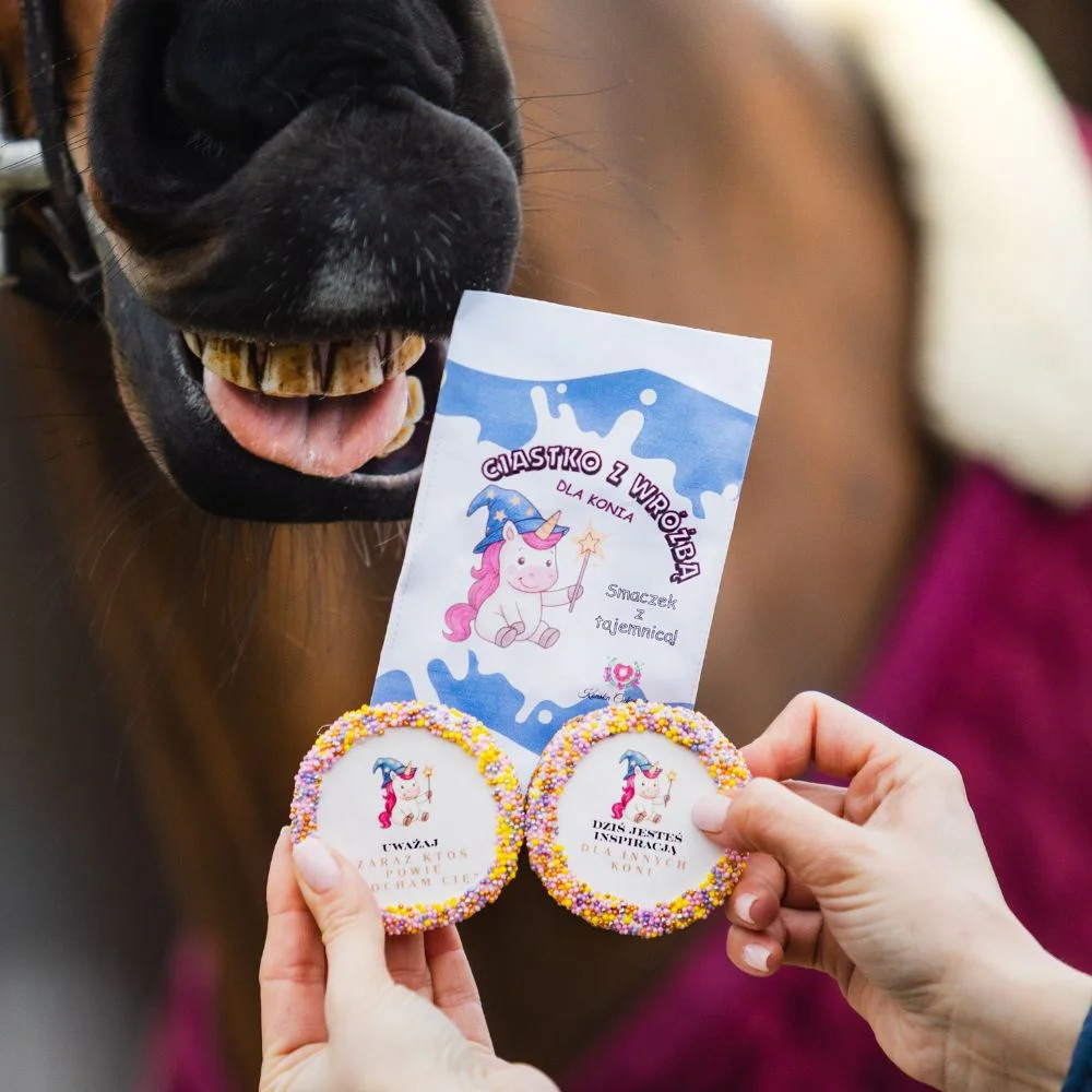 Ciastko z Wróżbą – Magiczny Smakołyk dla Koni Końska Cukierenka